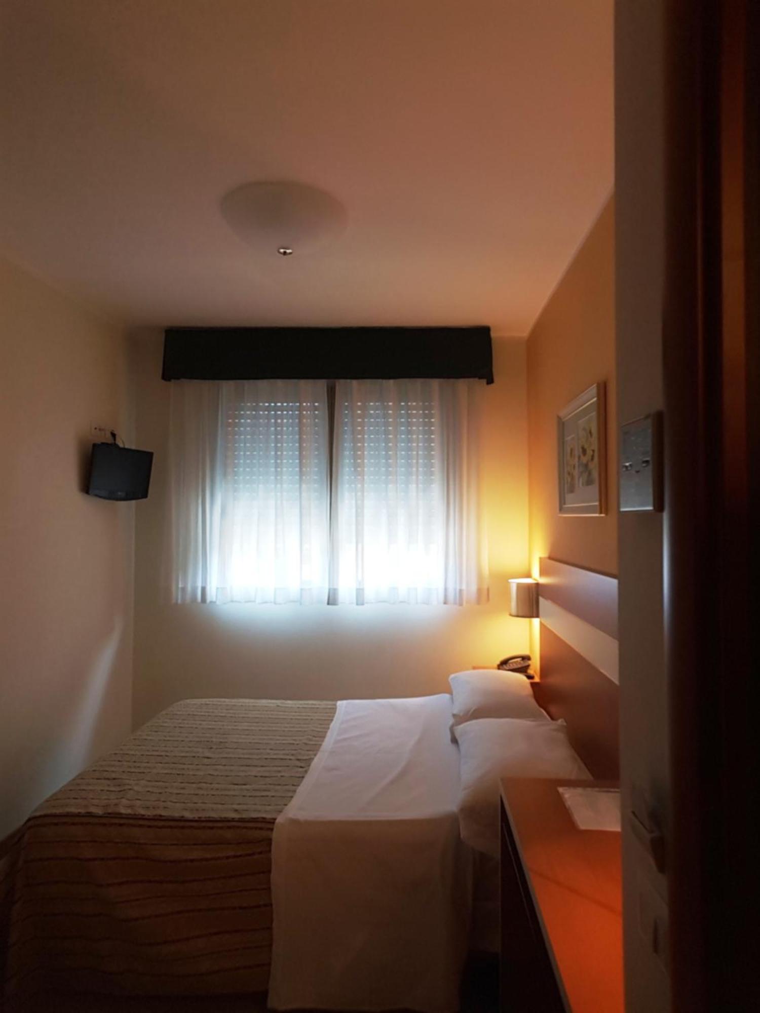 Hotel Gf Cesano Boscone Exterior photo