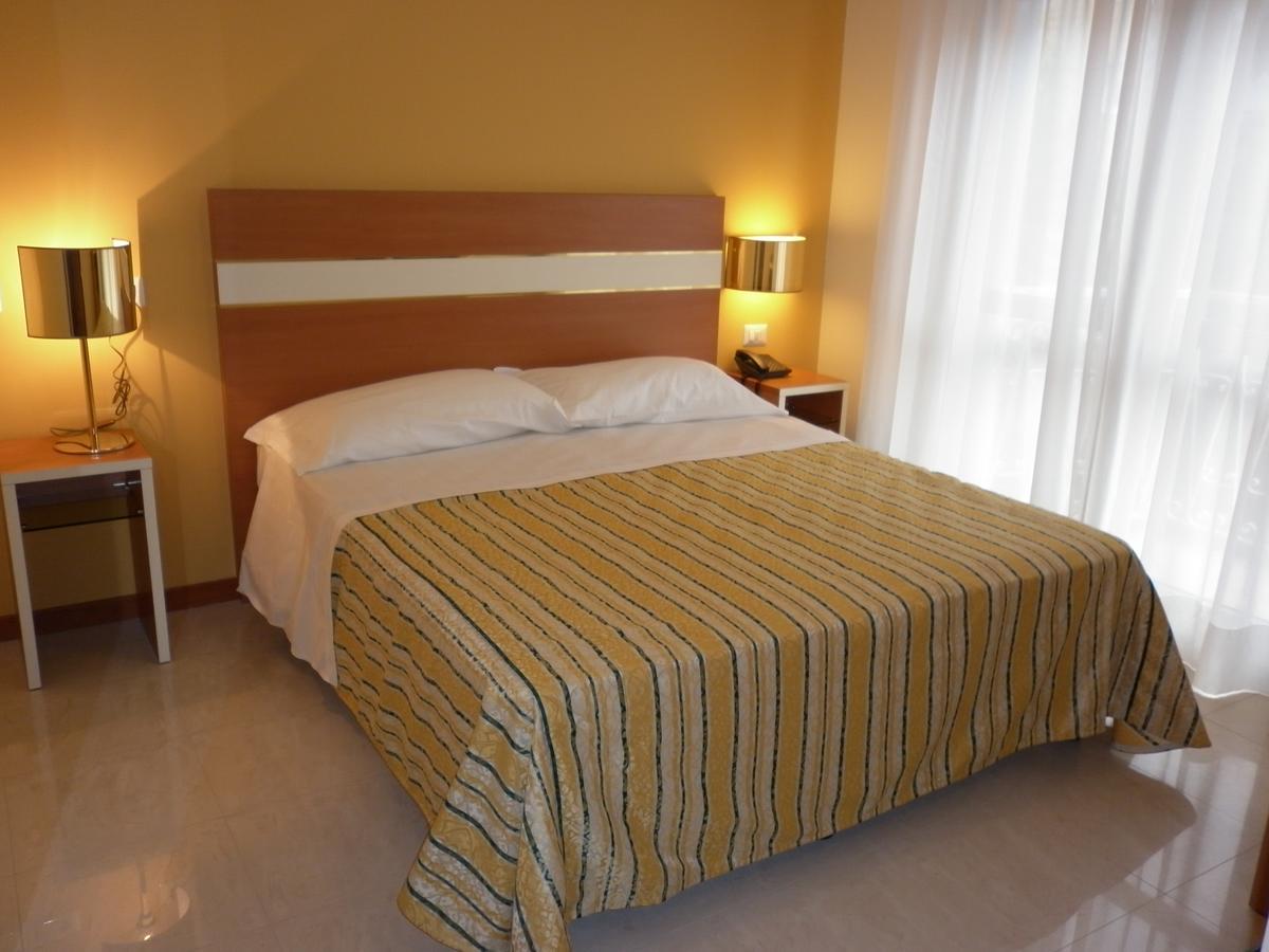 Hotel Gf Cesano Boscone Exterior photo